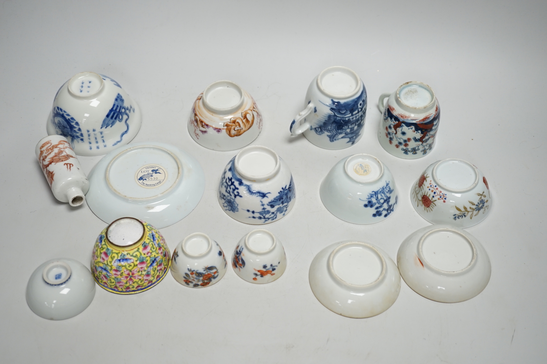 A group of Chinese wares including tea bowls, Nanking cargo bowl / saucers and a miniature bottle vase, 18th-20th century, vase 8cm high (15)